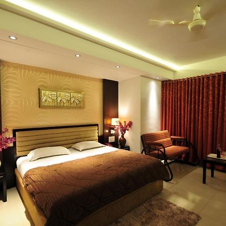 Hotel Surabhi Regency Ānand Eksteriør billede