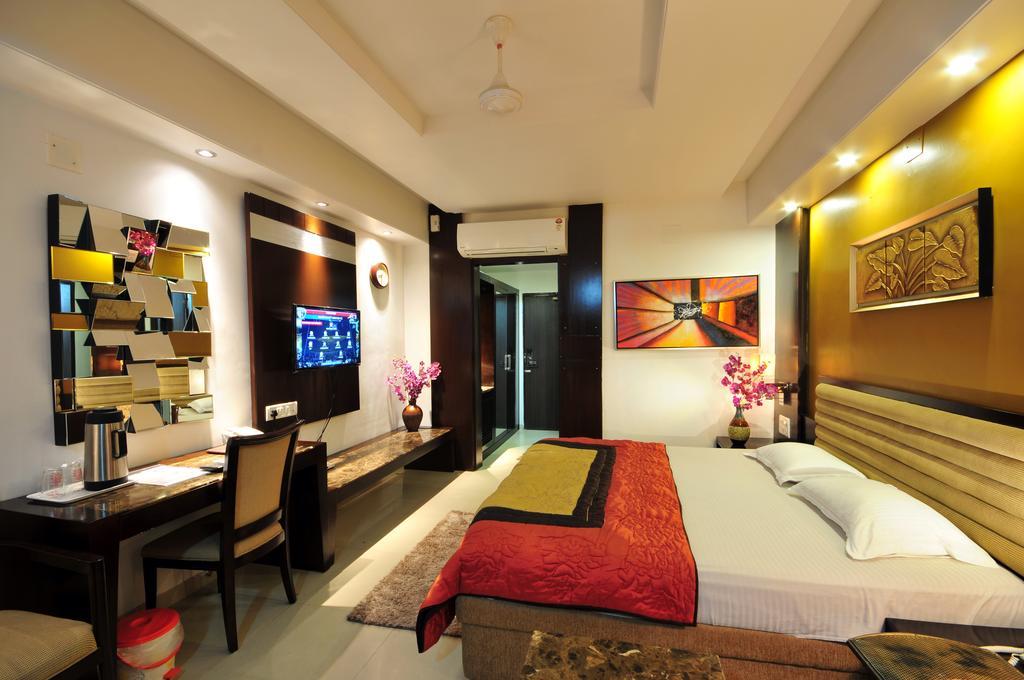 Hotel Surabhi Regency Ānand Eksteriør billede