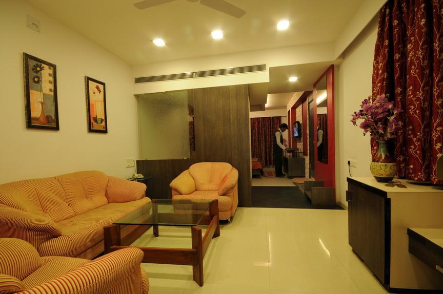 Hotel Surabhi Regency Ānand Eksteriør billede