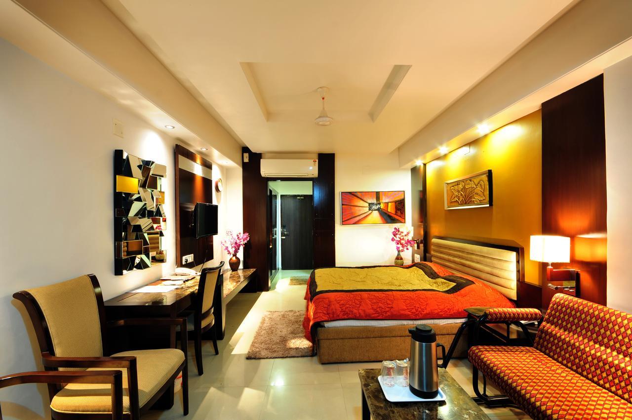 Hotel Surabhi Regency Ānand Eksteriør billede