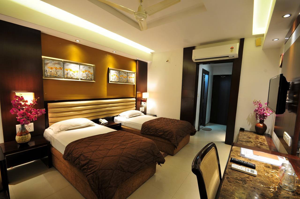 Hotel Surabhi Regency Ānand Eksteriør billede